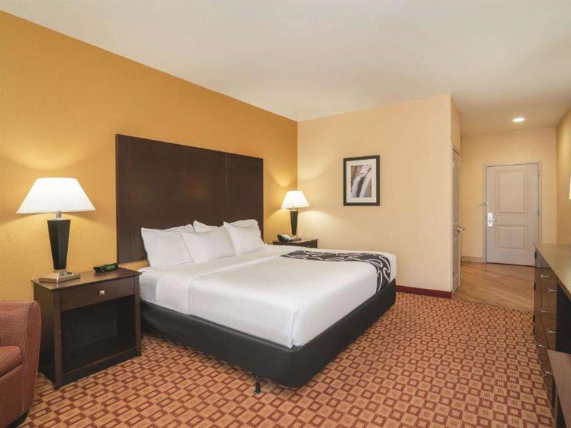 Comfort Inn & Suites Verona At Turning Stone Resort Casino Exterior photo