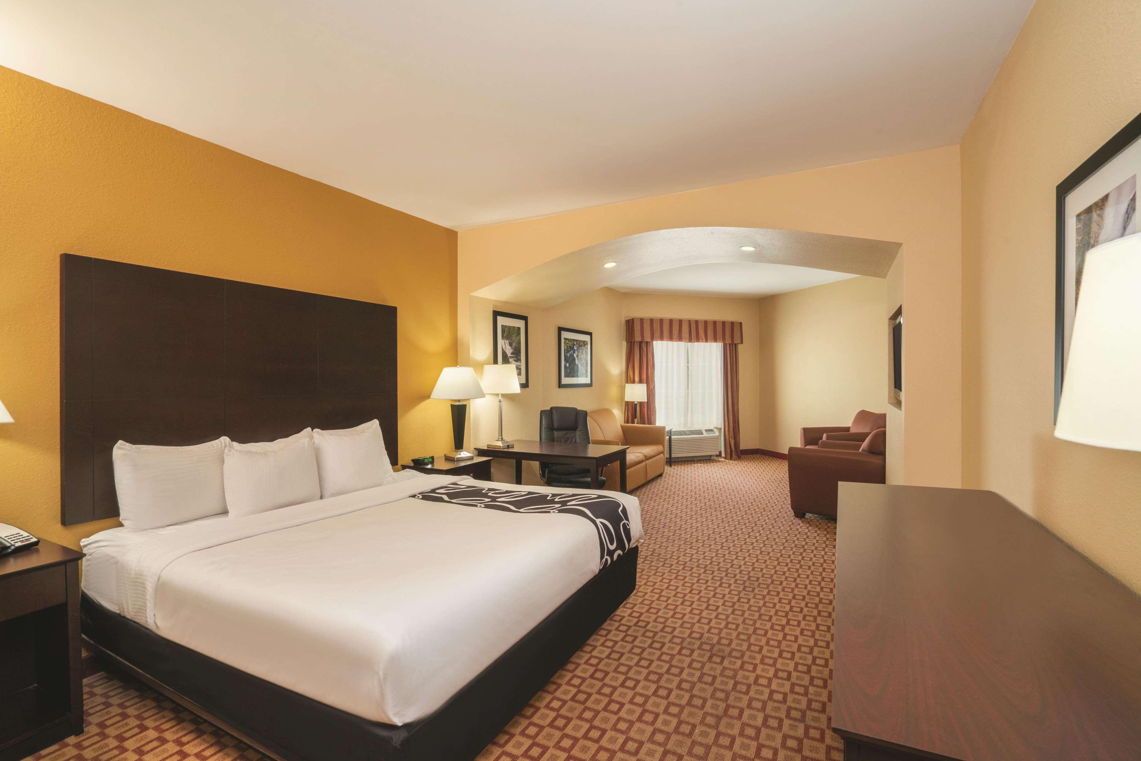 Comfort Inn & Suites Verona At Turning Stone Resort Casino Exterior photo