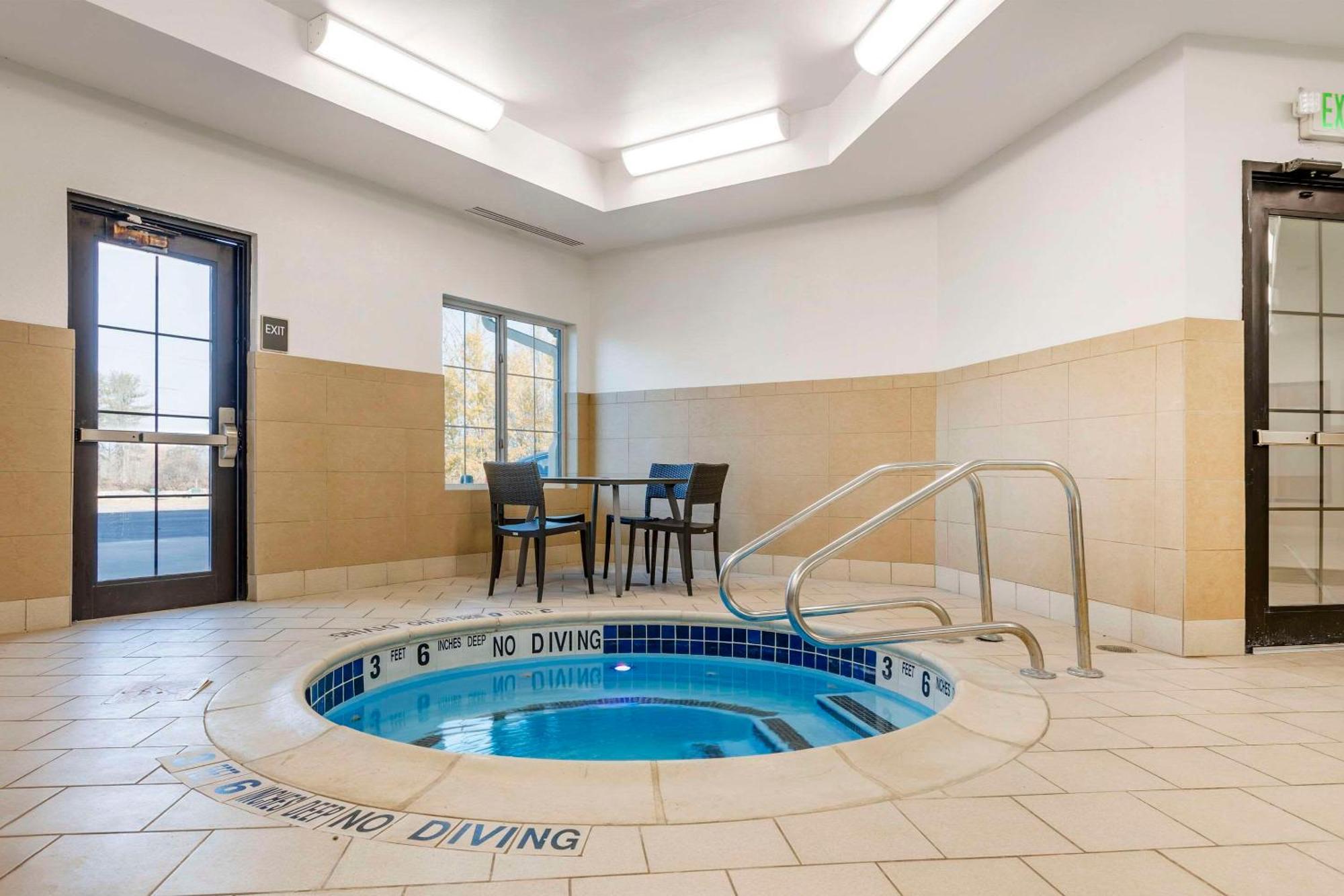 Comfort Inn & Suites Verona At Turning Stone Resort Casino Exterior photo