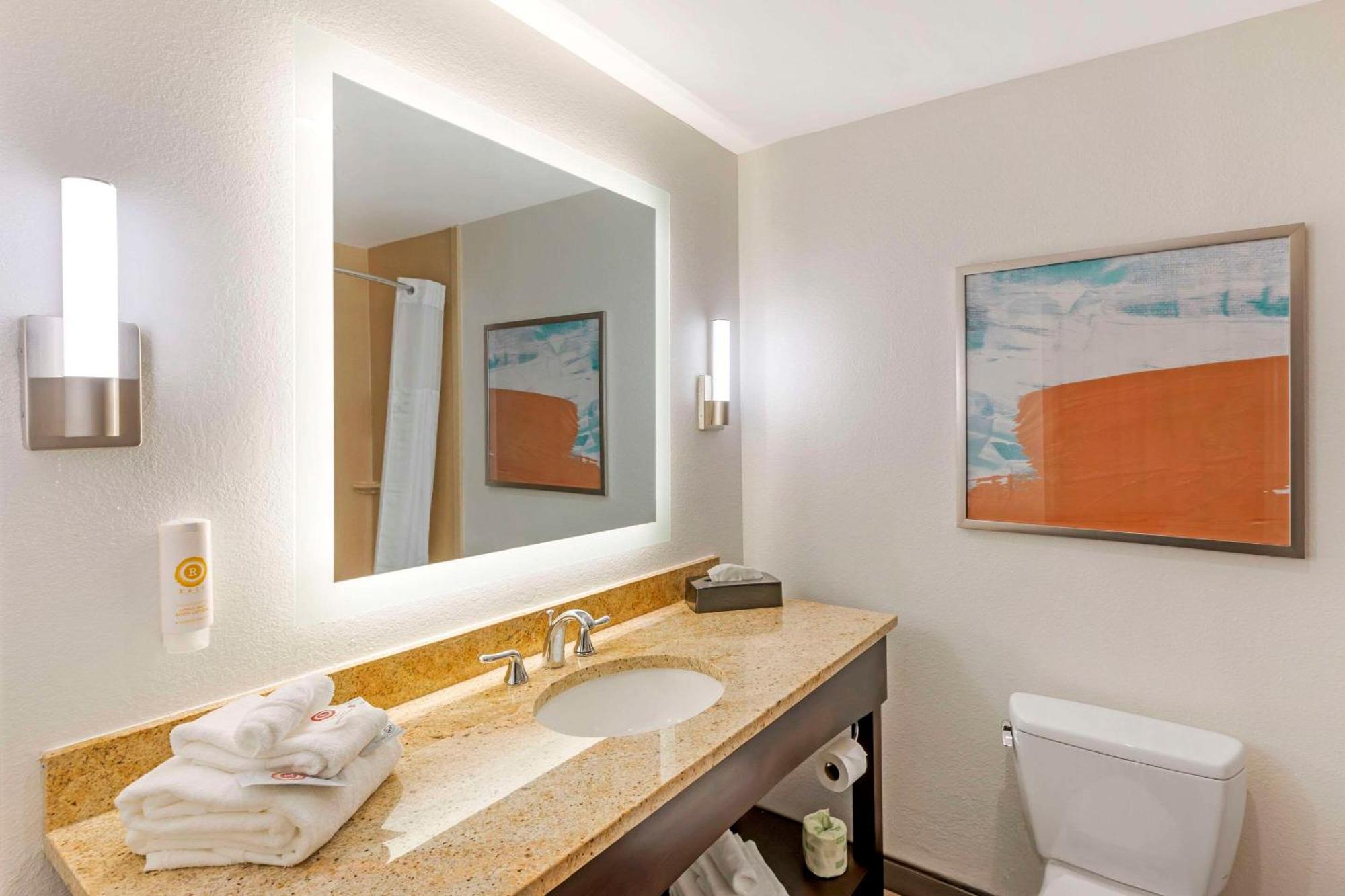 Comfort Inn & Suites Verona At Turning Stone Resort Casino Exterior photo
