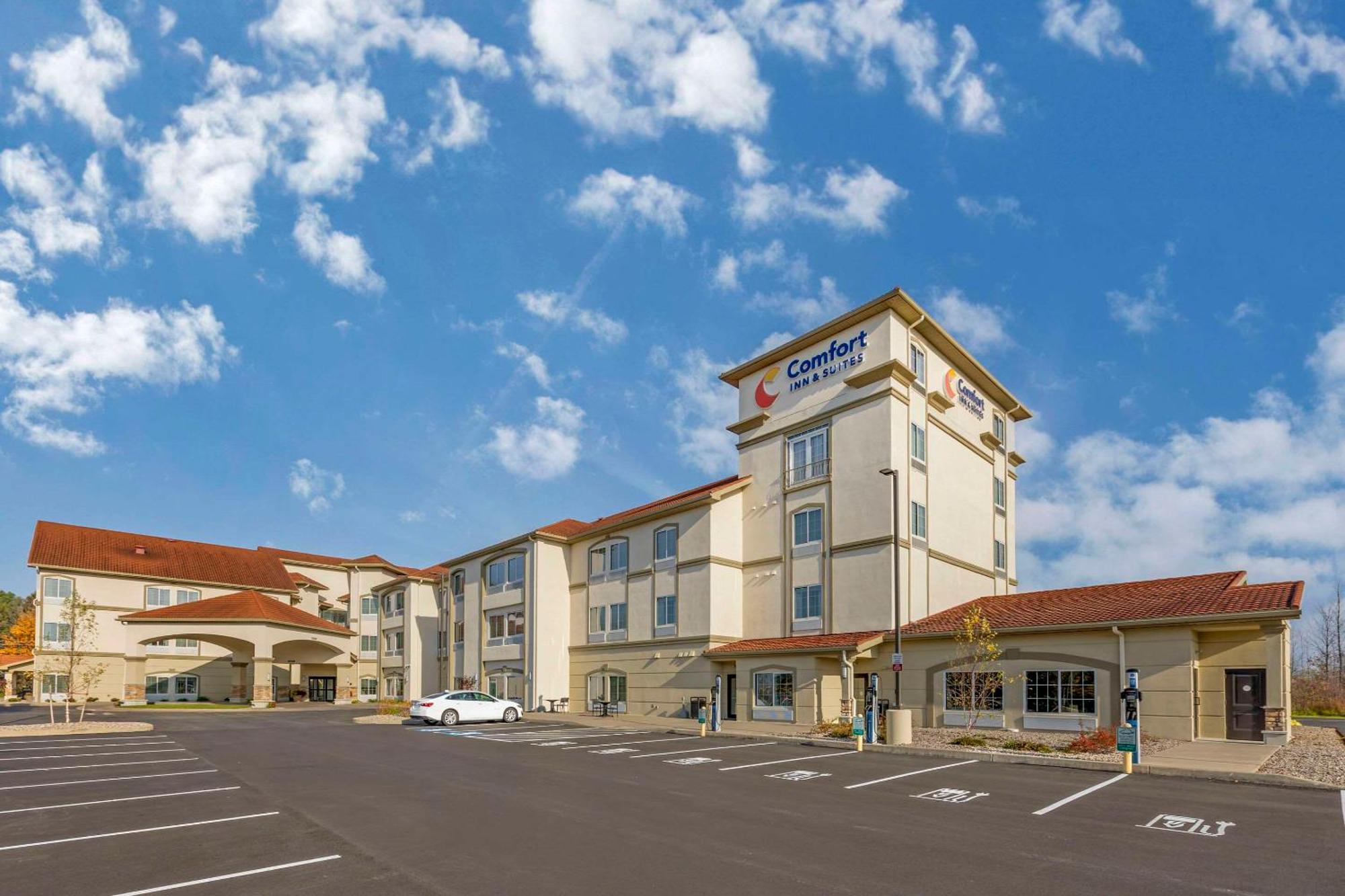Comfort Inn & Suites Verona At Turning Stone Resort Casino Exterior photo