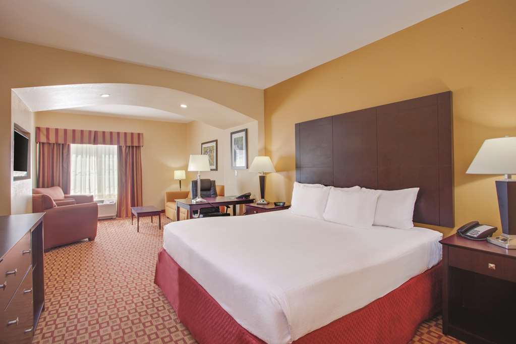 Comfort Inn & Suites Verona At Turning Stone Resort Casino Room photo