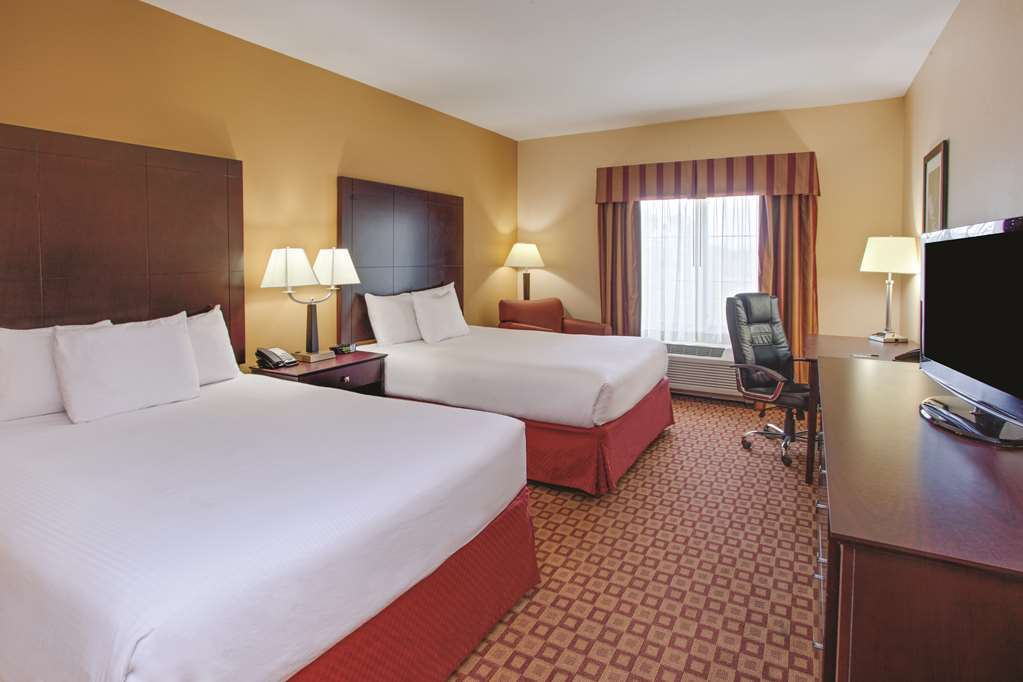 Comfort Inn & Suites Verona At Turning Stone Resort Casino Room photo