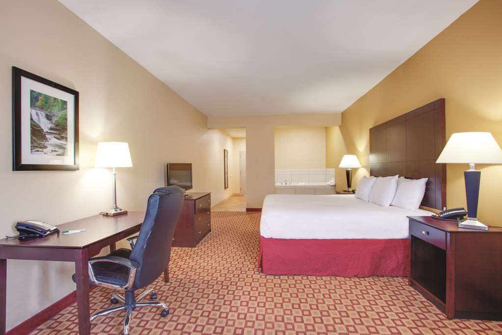 Comfort Inn & Suites Verona At Turning Stone Resort Casino Room photo
